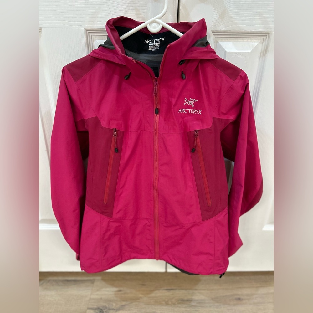 Arc’teryx Women’s Beta LT GORE-TEX Waterproof Jacket